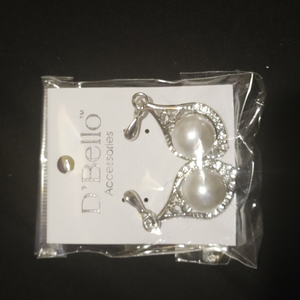 D bello silver earrings with pearls in middle and diamond around it